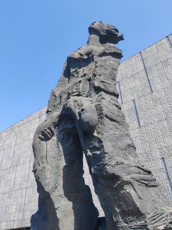 抽象人物雕塑图片