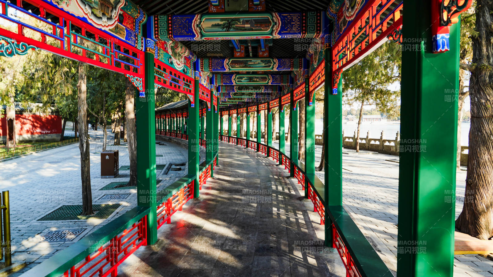 颐和园长廊幽径 绿红相映图片