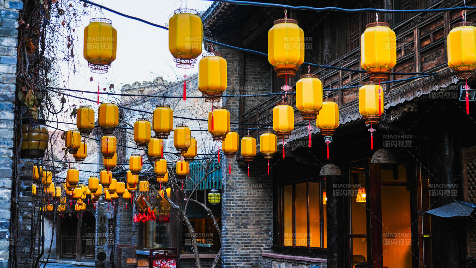 古街灯笼夜景图片