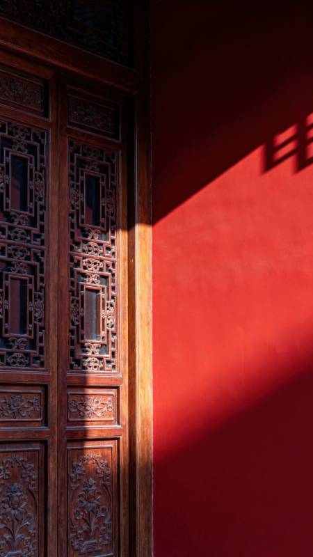 红墙木门光影图片