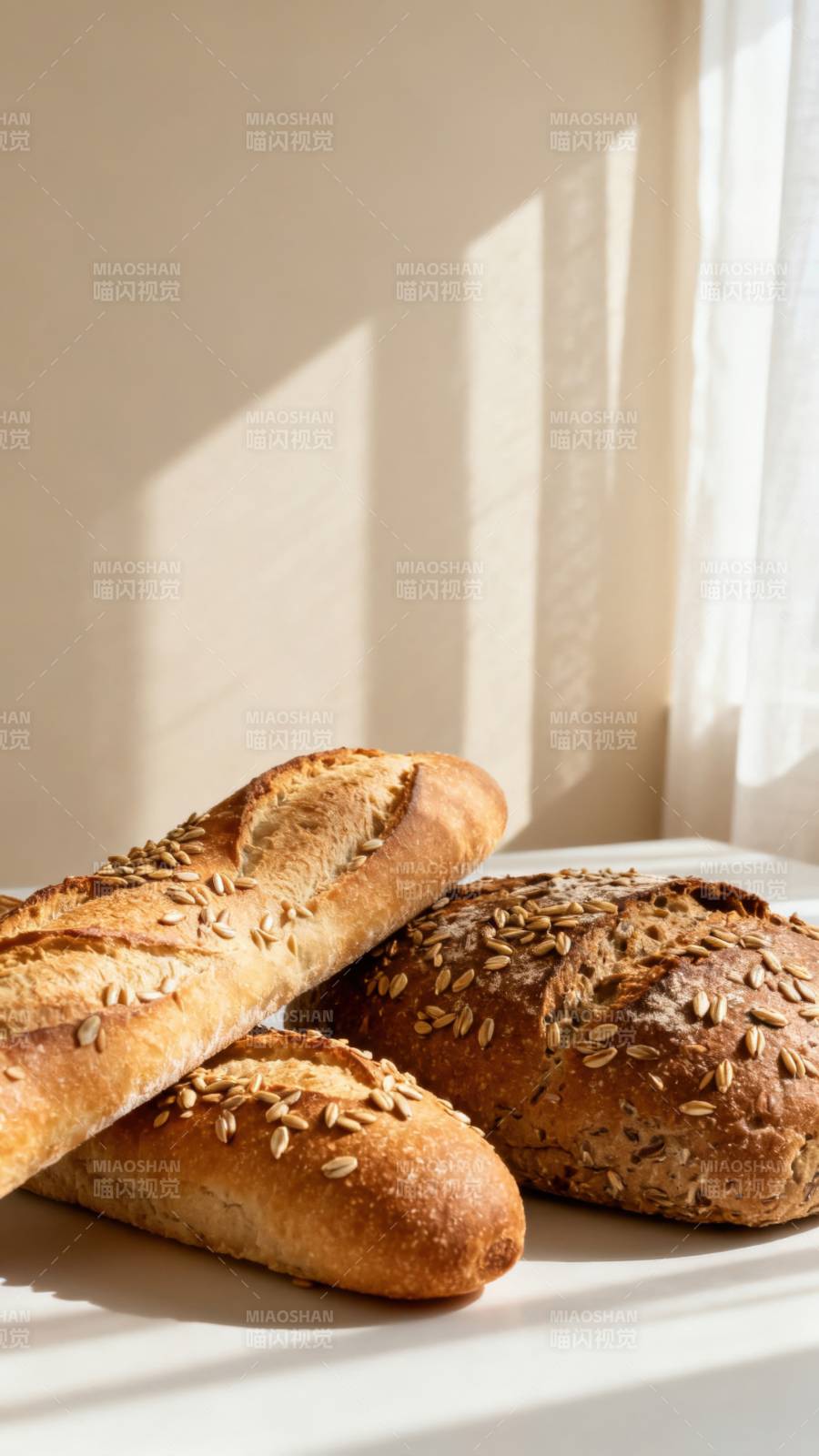 阳光下的面包图片