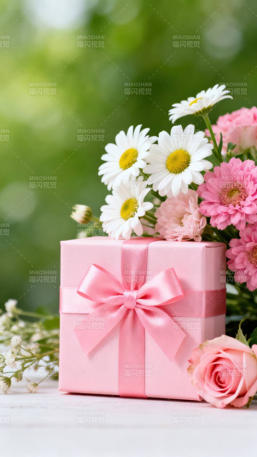 粉色礼盒与鲜花图片