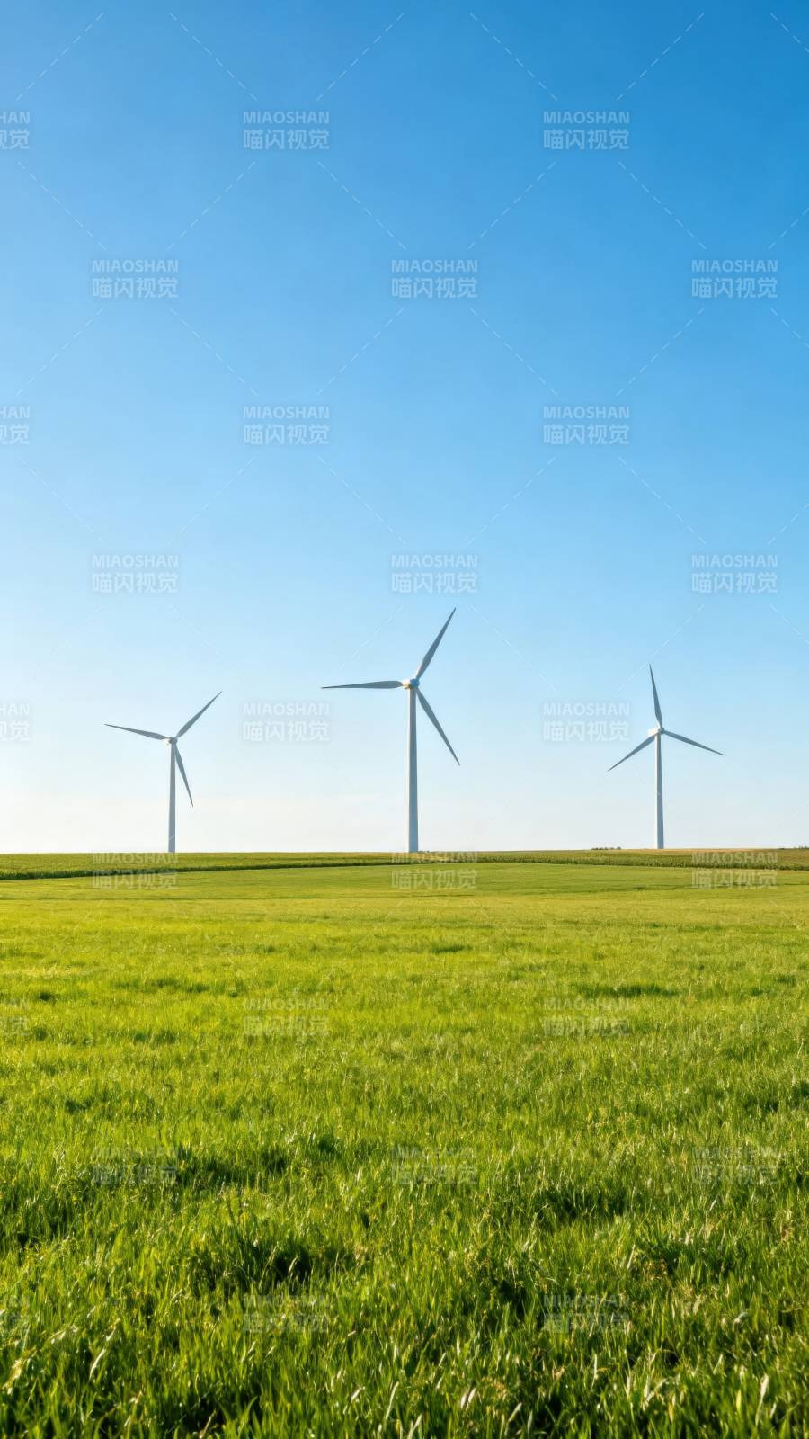 风车绿野蓝天图片
