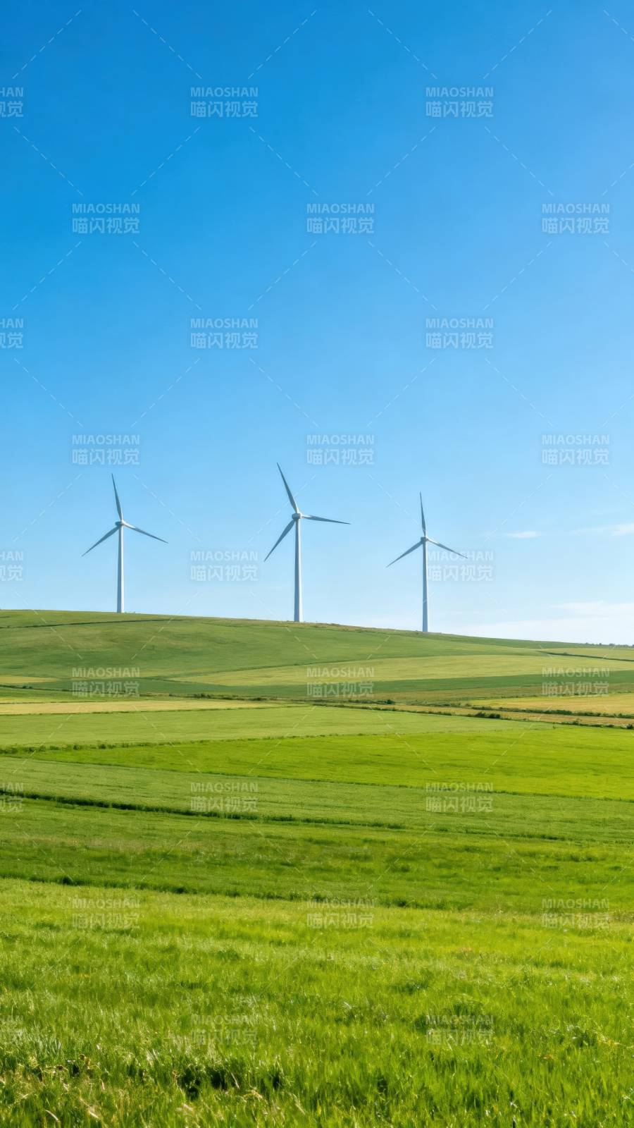 风车绿野蓝天图片