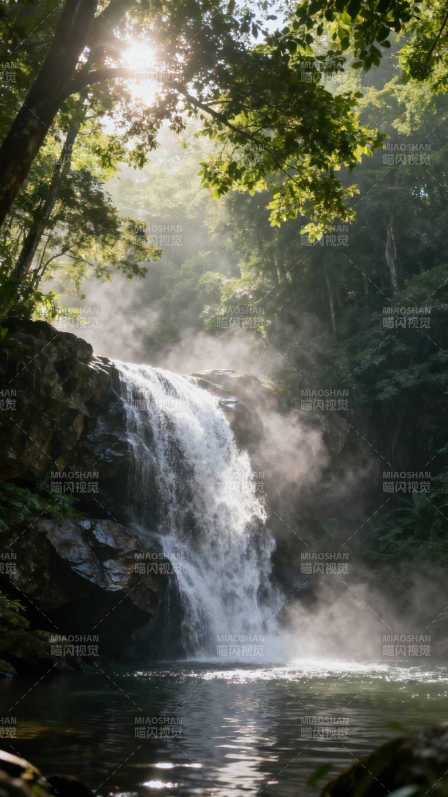 林间瀑布晨光图片