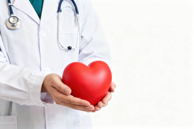 医生手持红心守护健康图片