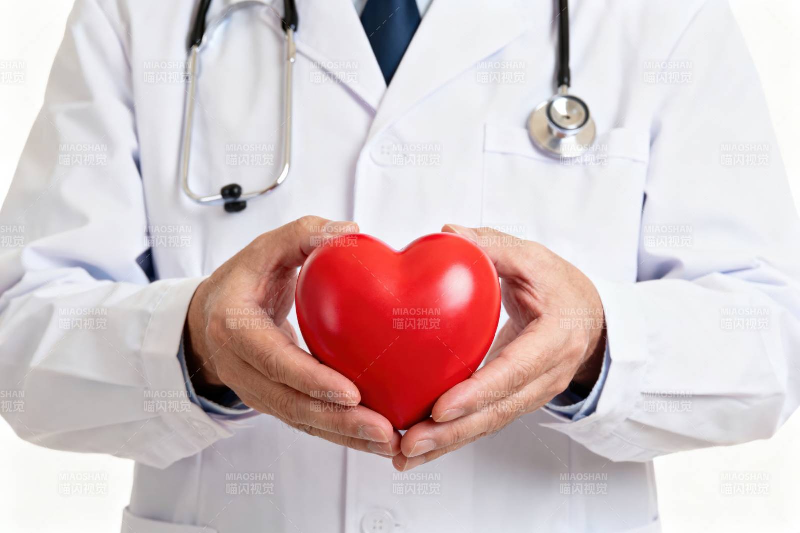医生守护心脏健康图片