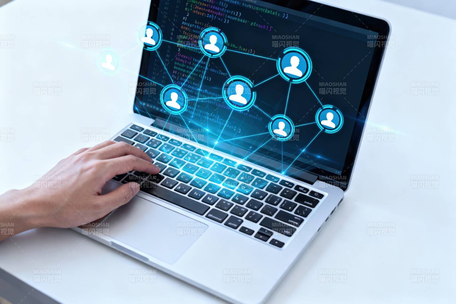 笔记本电脑社交网络编程图片