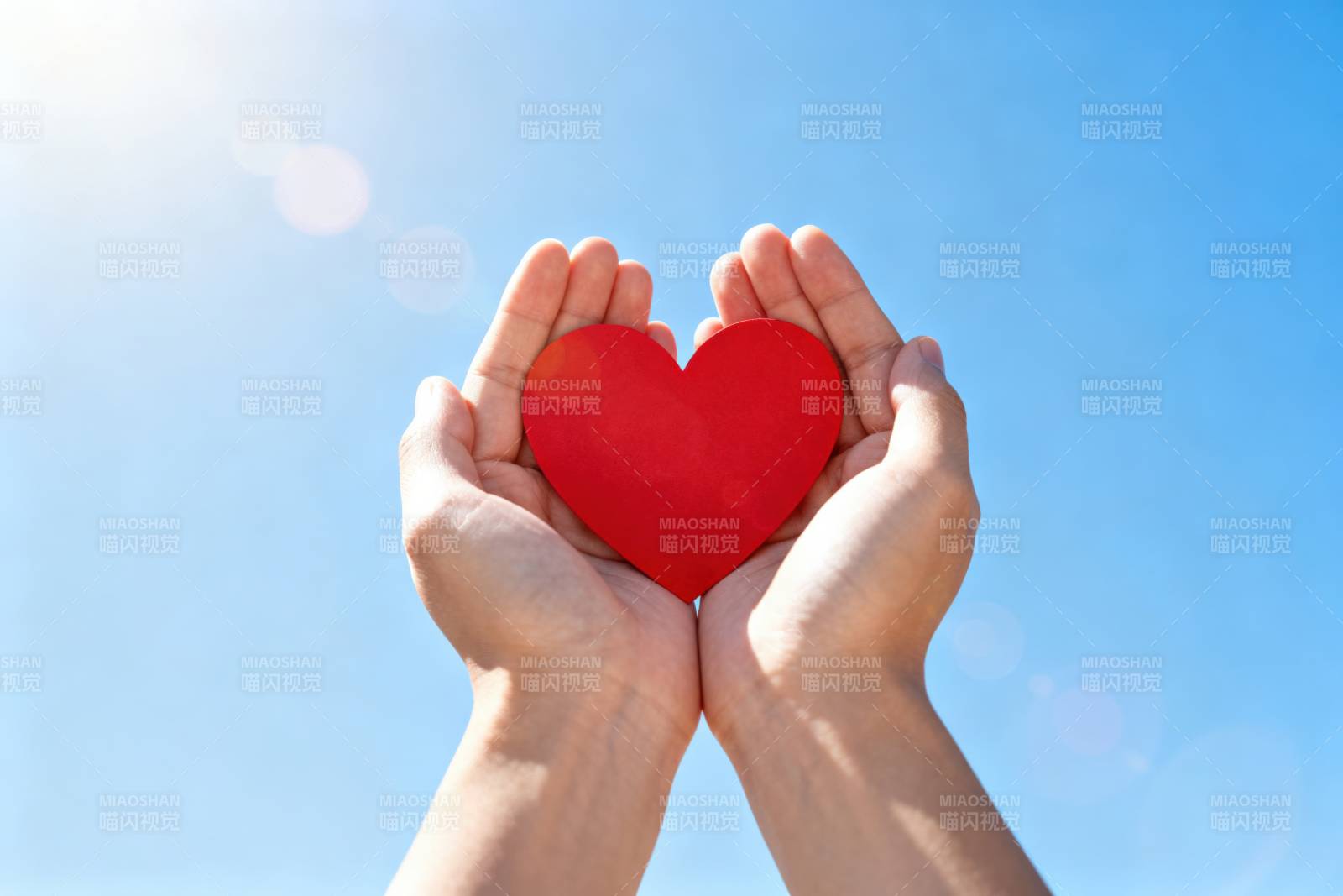 蓝天下的爱心双手图片