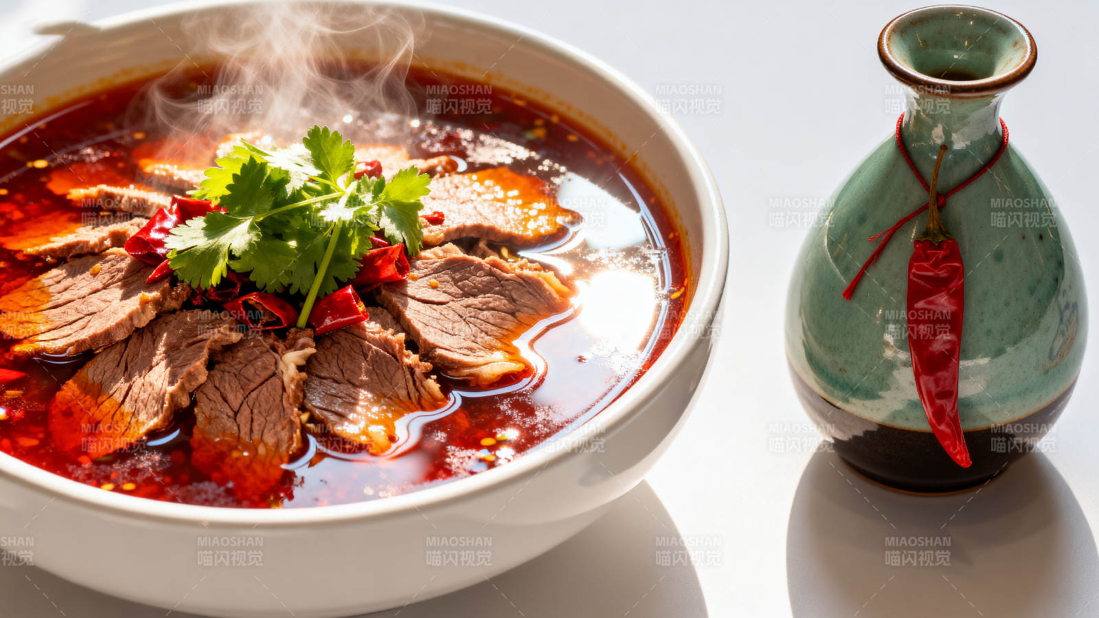 麻辣牛肉汤热气腾腾图片