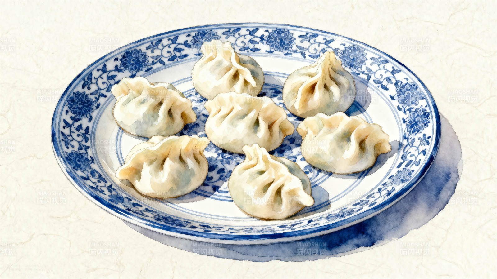 青花瓷盘上的美味饺子图片