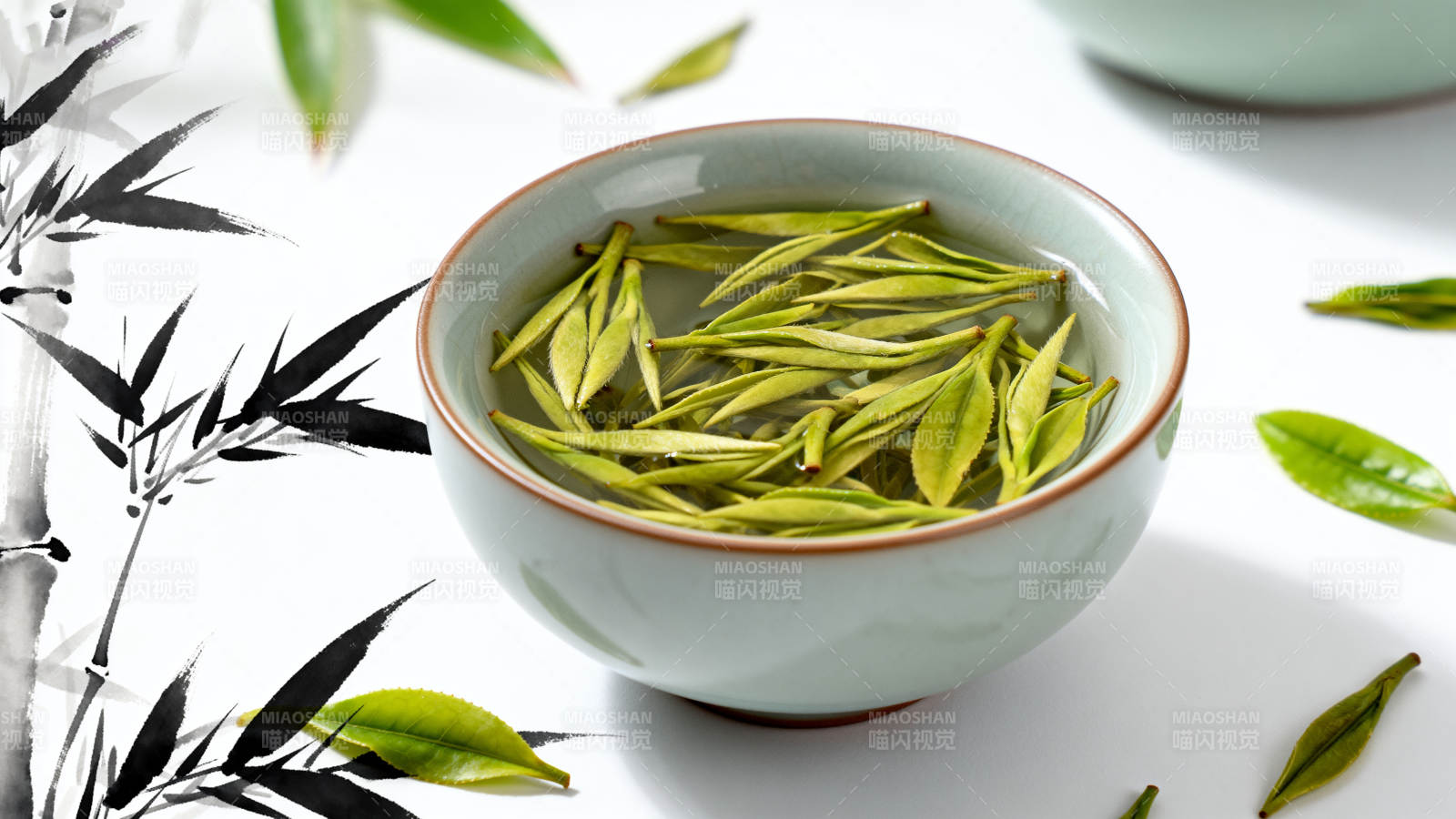 绿茶茶叶在茶碗中图片