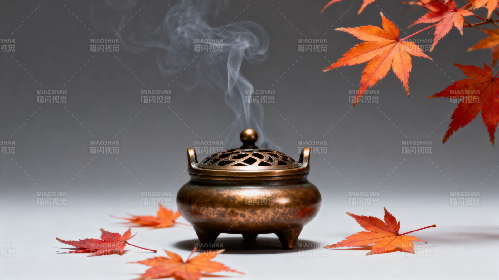 铜香炉与红枫叶的静谧图片