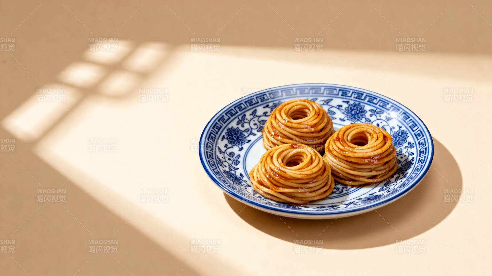 青花瓷盘上的精致面食图片