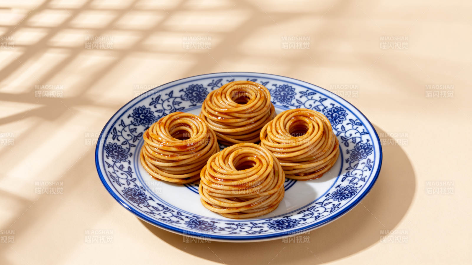 青花瓷盘上的窝头面食图片