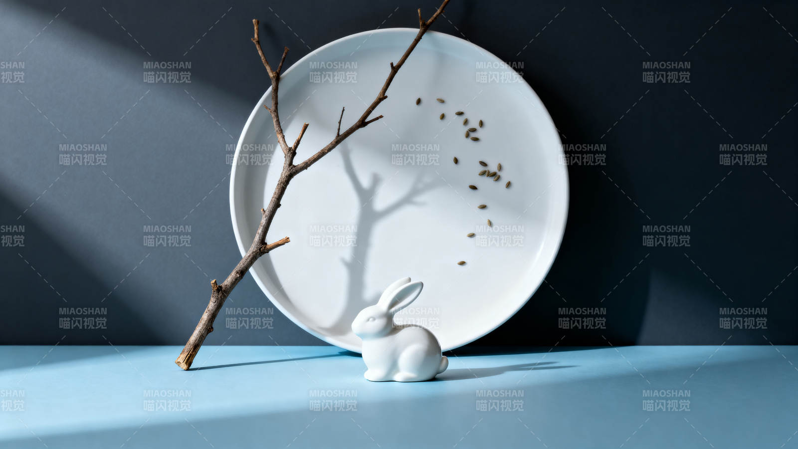 玉兔与树枝的静物摆设图片