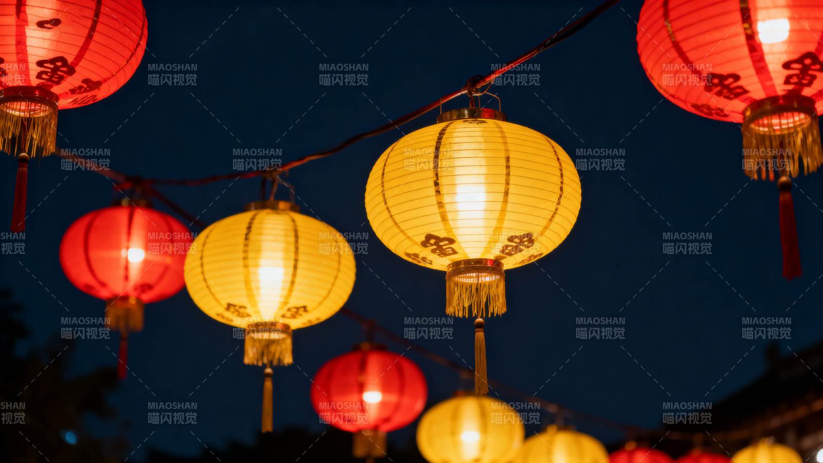 夜晚红黄灯笼高挂图片