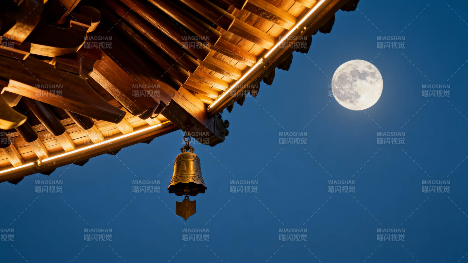 古建筑屋檐与明月图片