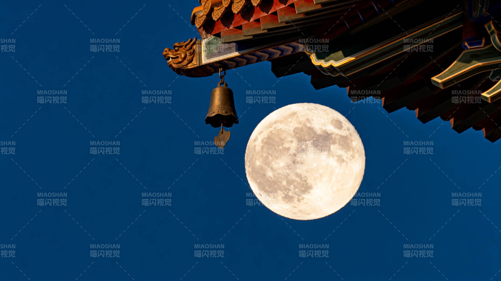 古建筑屋檐与满月图片