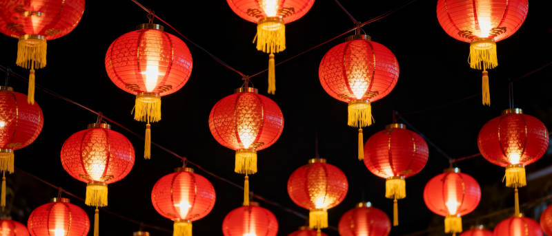 红色灯笼高高挂图片