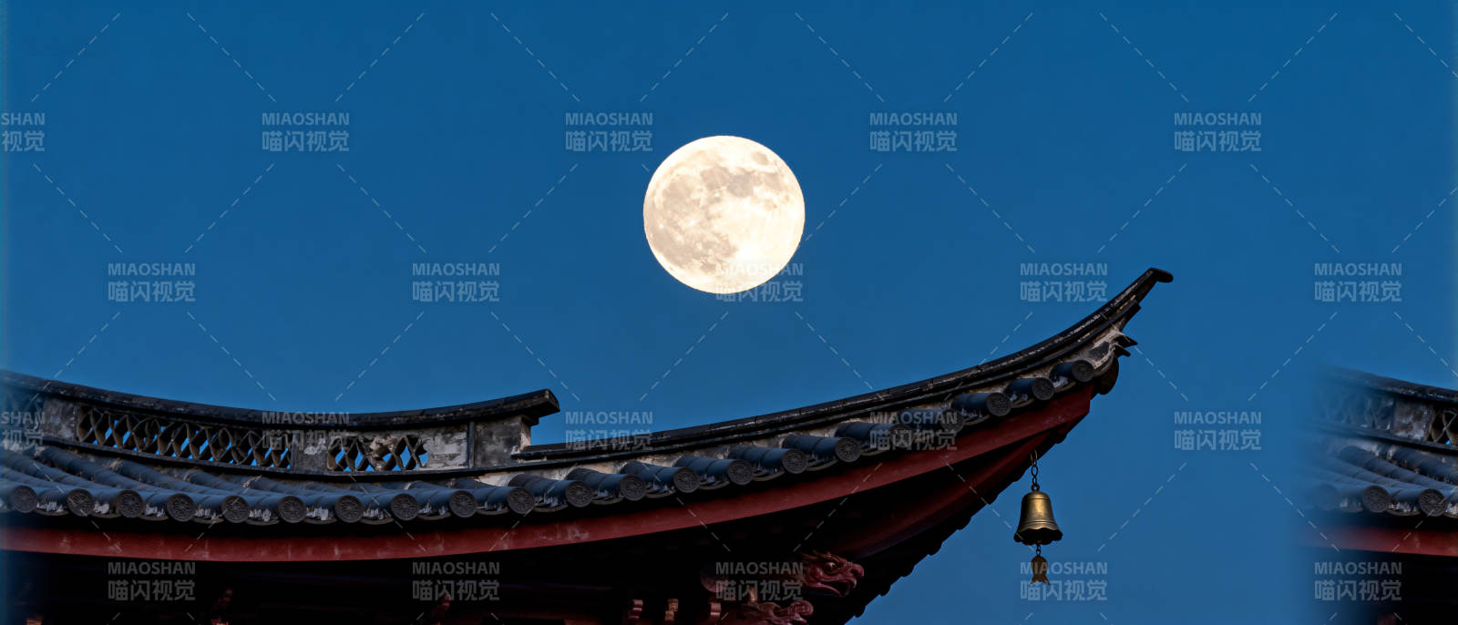 古建筑屋檐与明月图片