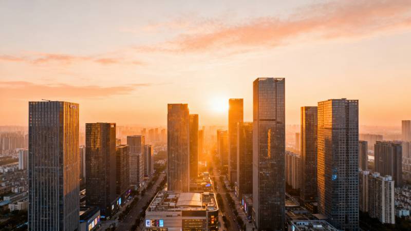 城市日落高楼林立图片