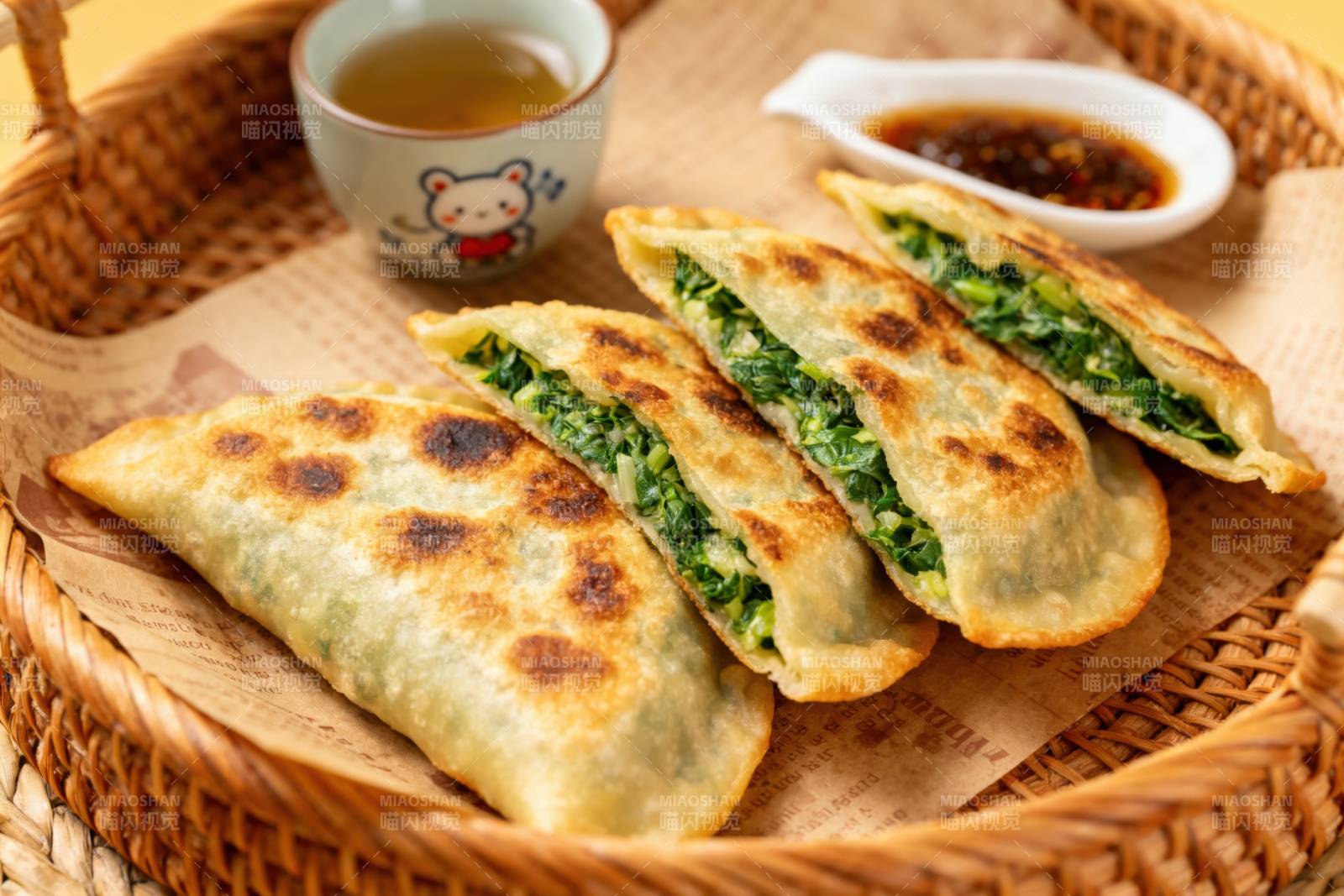 韭菜盒子配蘸料和茶图片