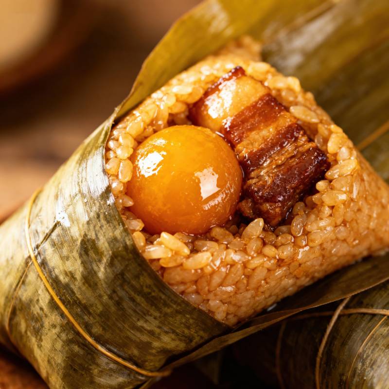 咸蛋黄肉粽特写图片