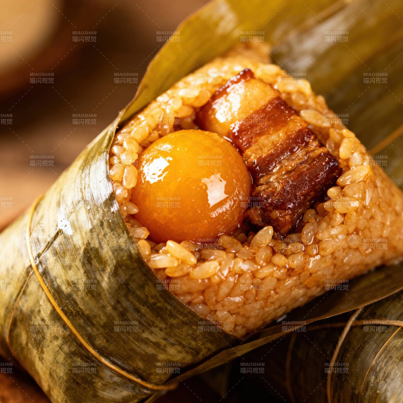 咸蛋黄肉粽特写图片