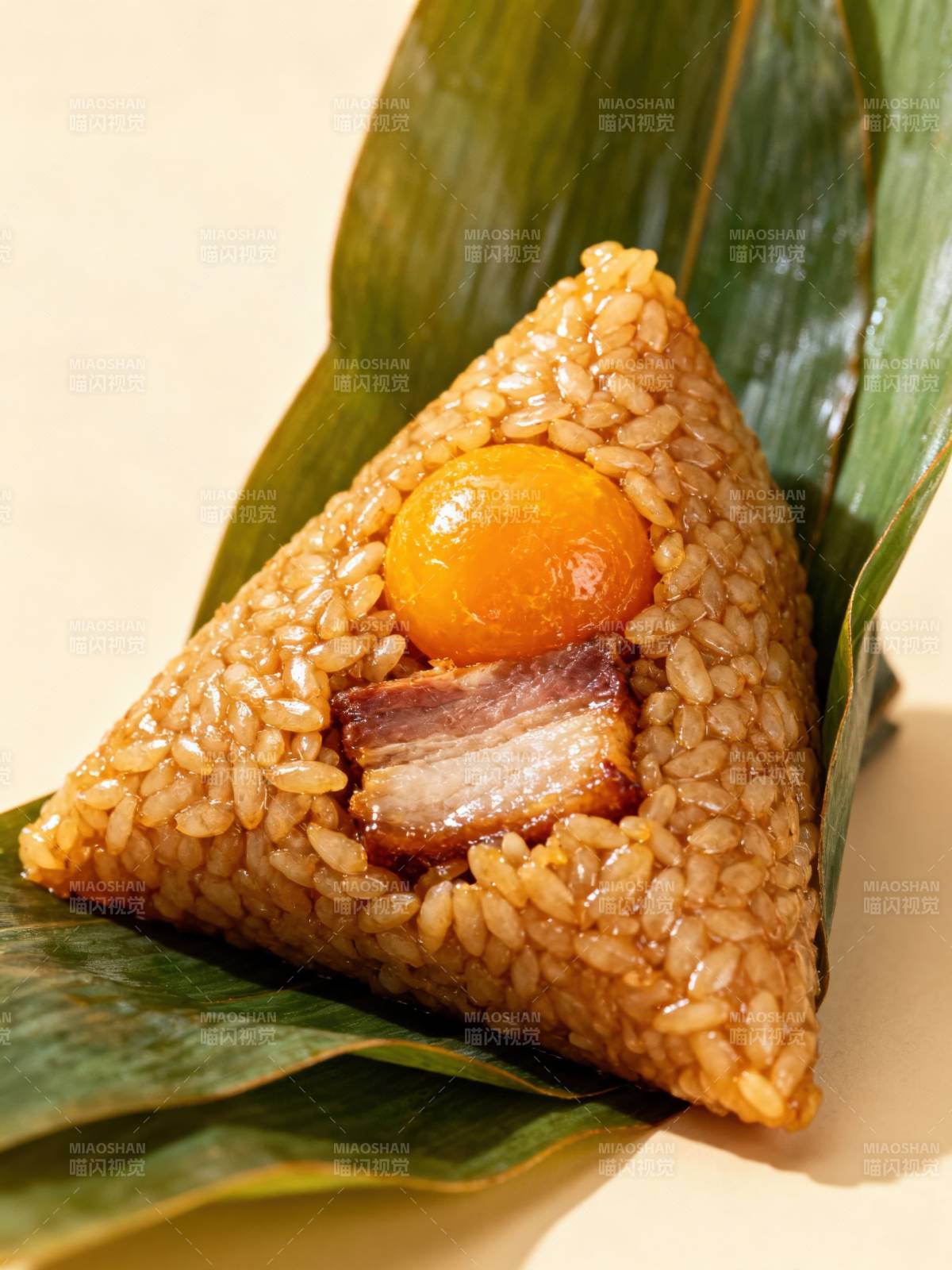 咸蛋黄肉粽特写图片