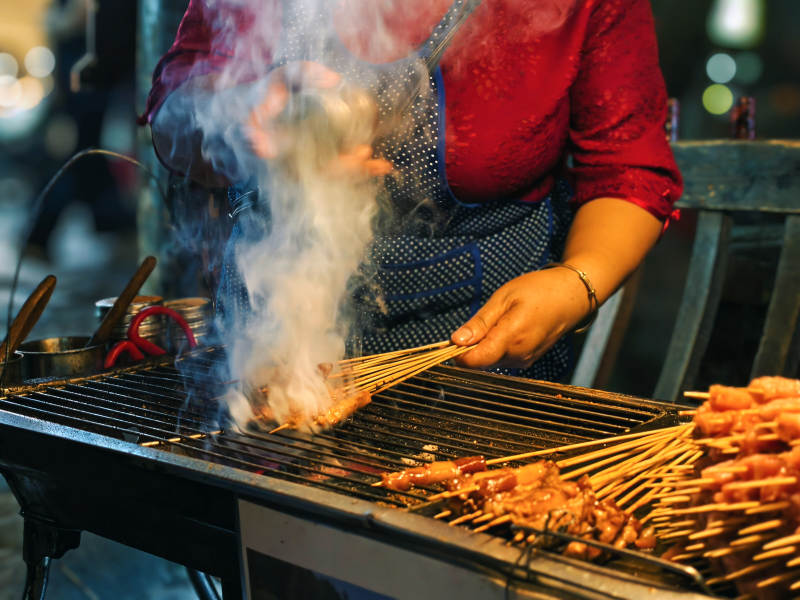街头烤串飘香图片