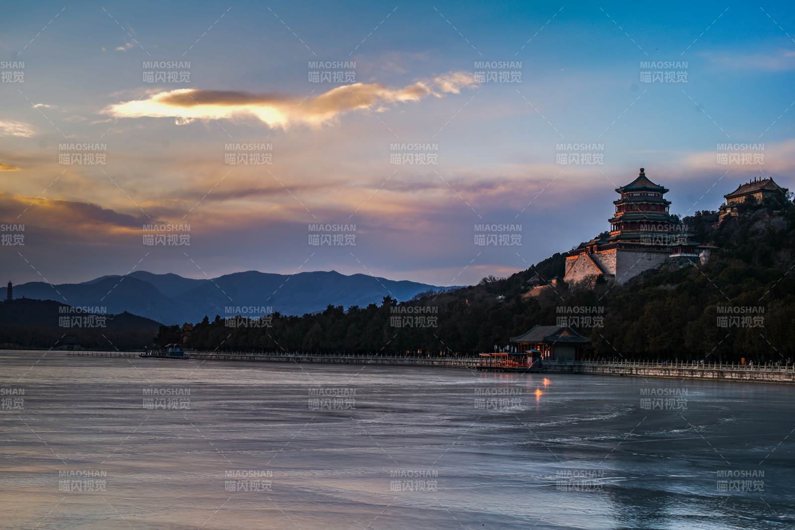 颐和园昆明湖湖畔古塔夕阳美图片