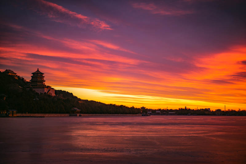 颐和园昆明湖霞光映湖景图片