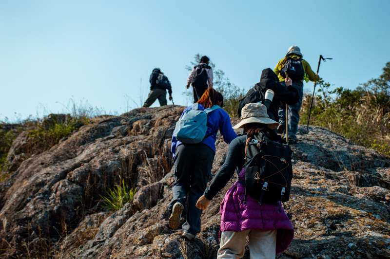 登山者攀岩前行图片