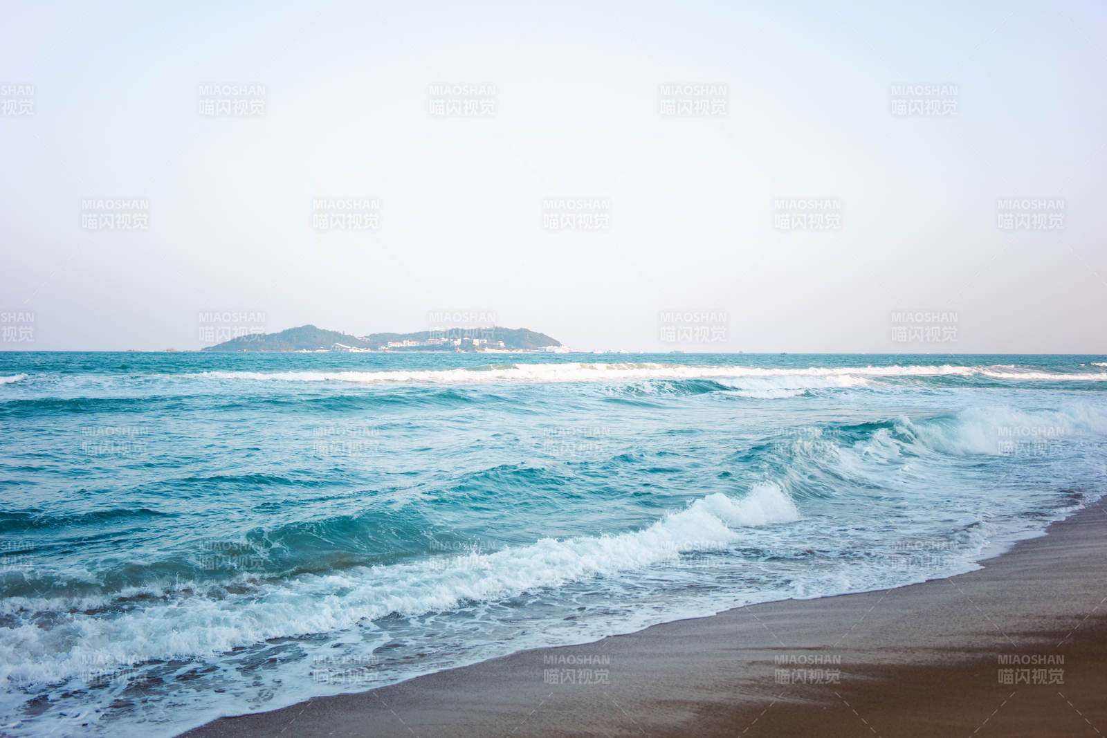 海浪拍岸 远山如画图片