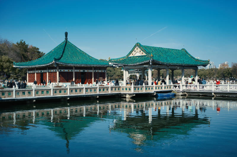 湖畔古亭倒影图片