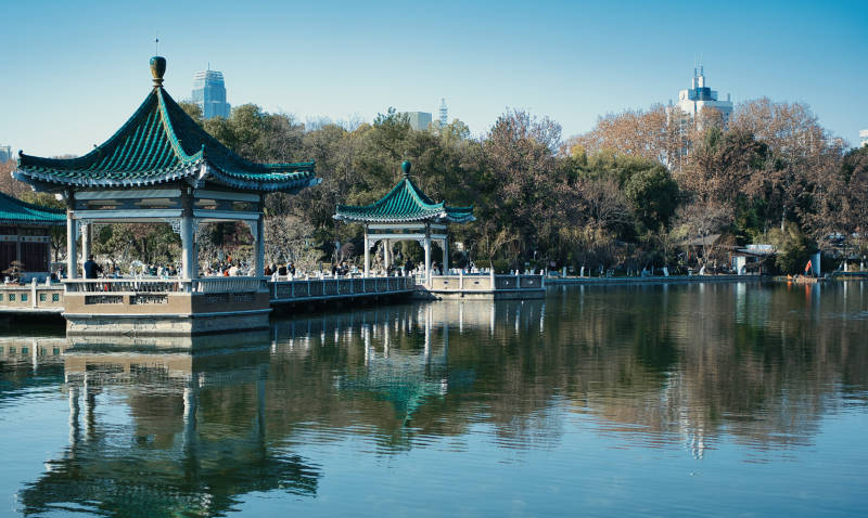 湖畔亭台倒影图片