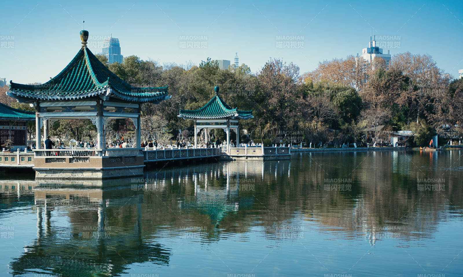 湖畔亭台倒影图片