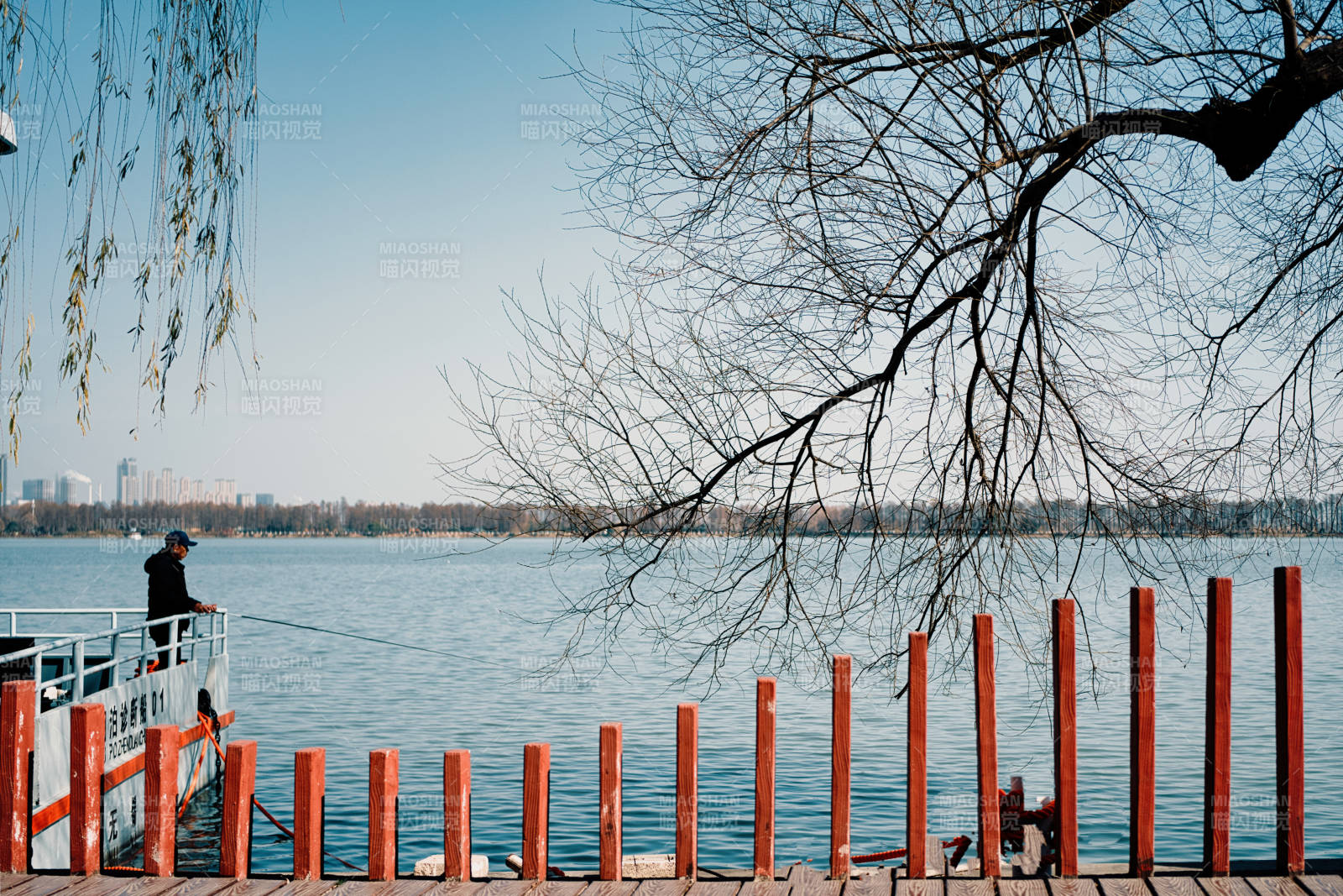 湖畔垂钓静谧景图片