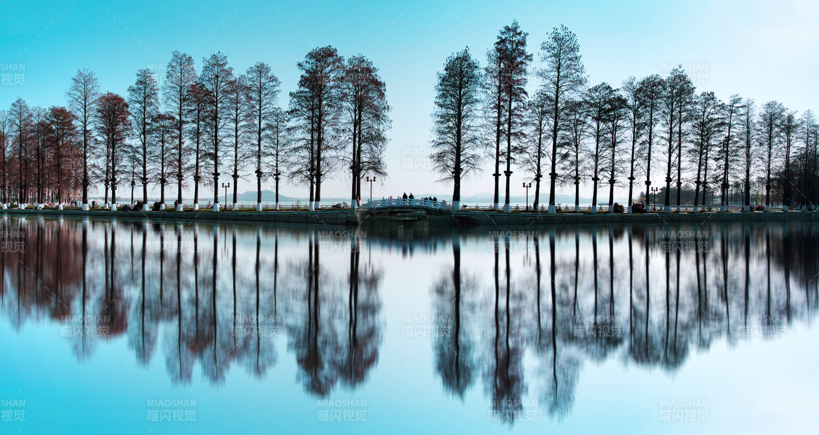 湖畔倒影静谧美图片