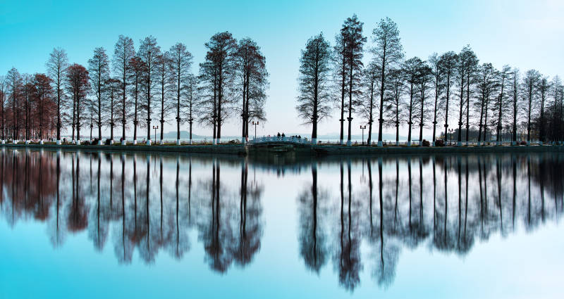 湖畔倒影静谧美图片