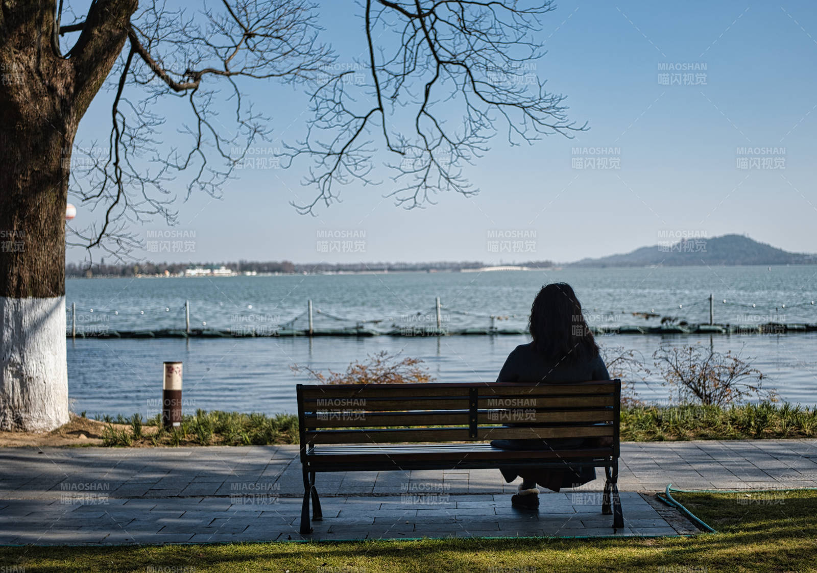 湖畔静坐 远山如画图片