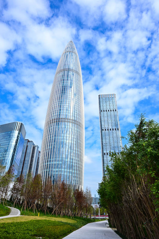 蓝天白云下的深圳现代建筑春笋大厦城市风光图片