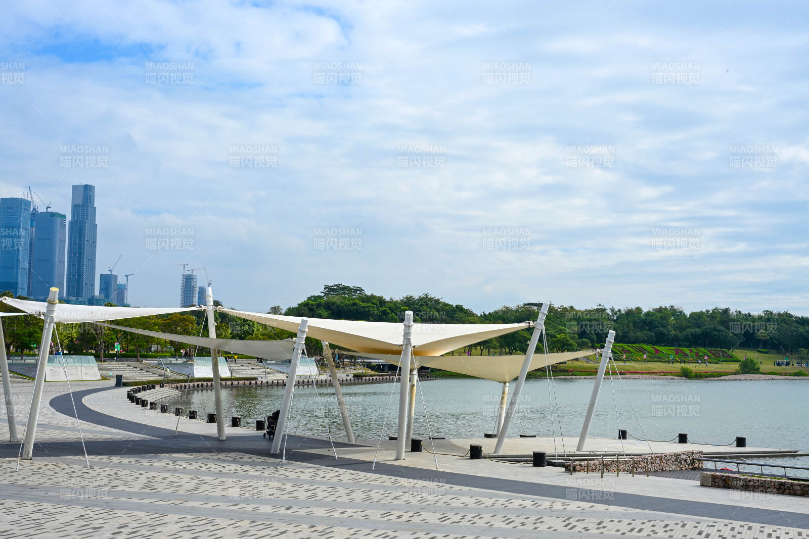 蓝天白云下的现代简约海边休闲广场风光图片