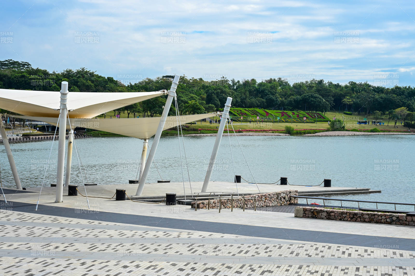 蓝天白云下的现代简约海边休闲广场风光图片