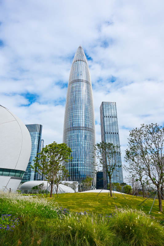 蓝天白云下的深圳现代建筑春笋大厦城市风光图片
