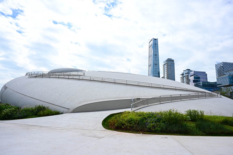 深圳文化广场蓝天白云下的现代艺术建筑景观图片