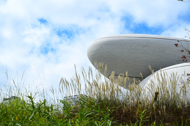 深圳文化广场蓝天白云下的现代艺术建筑景观图片