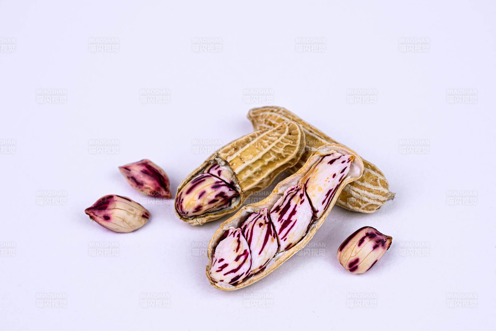 多彩纹路的新鲜紫纹花生特写图片