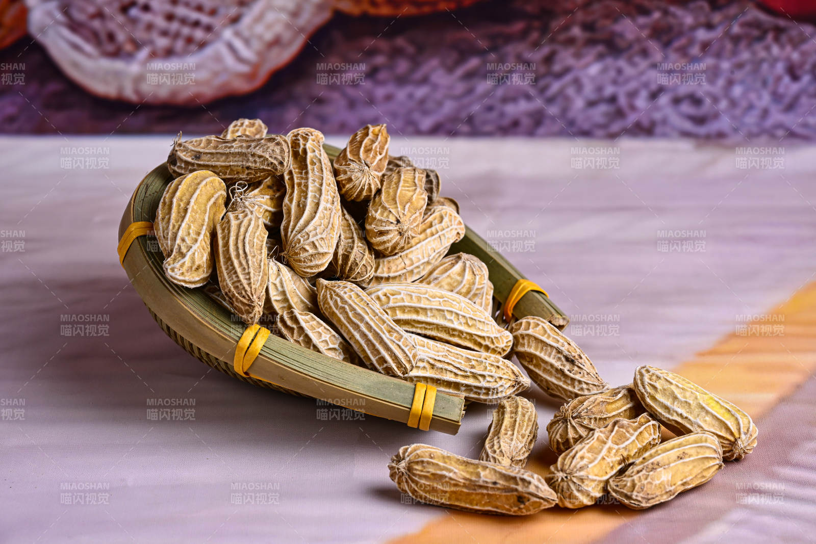 竹篮里的饱满带壳多彩紫纹花生特写图片